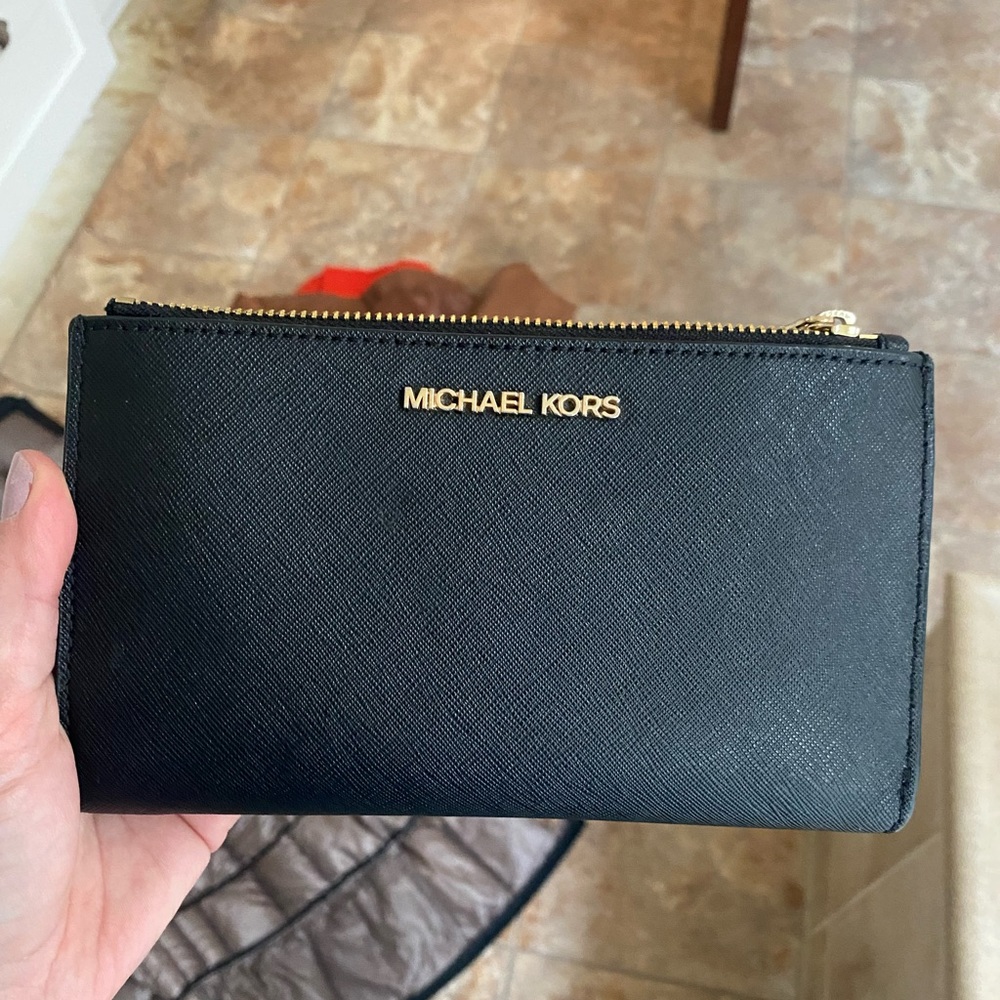 Michael Koors zipper wallet